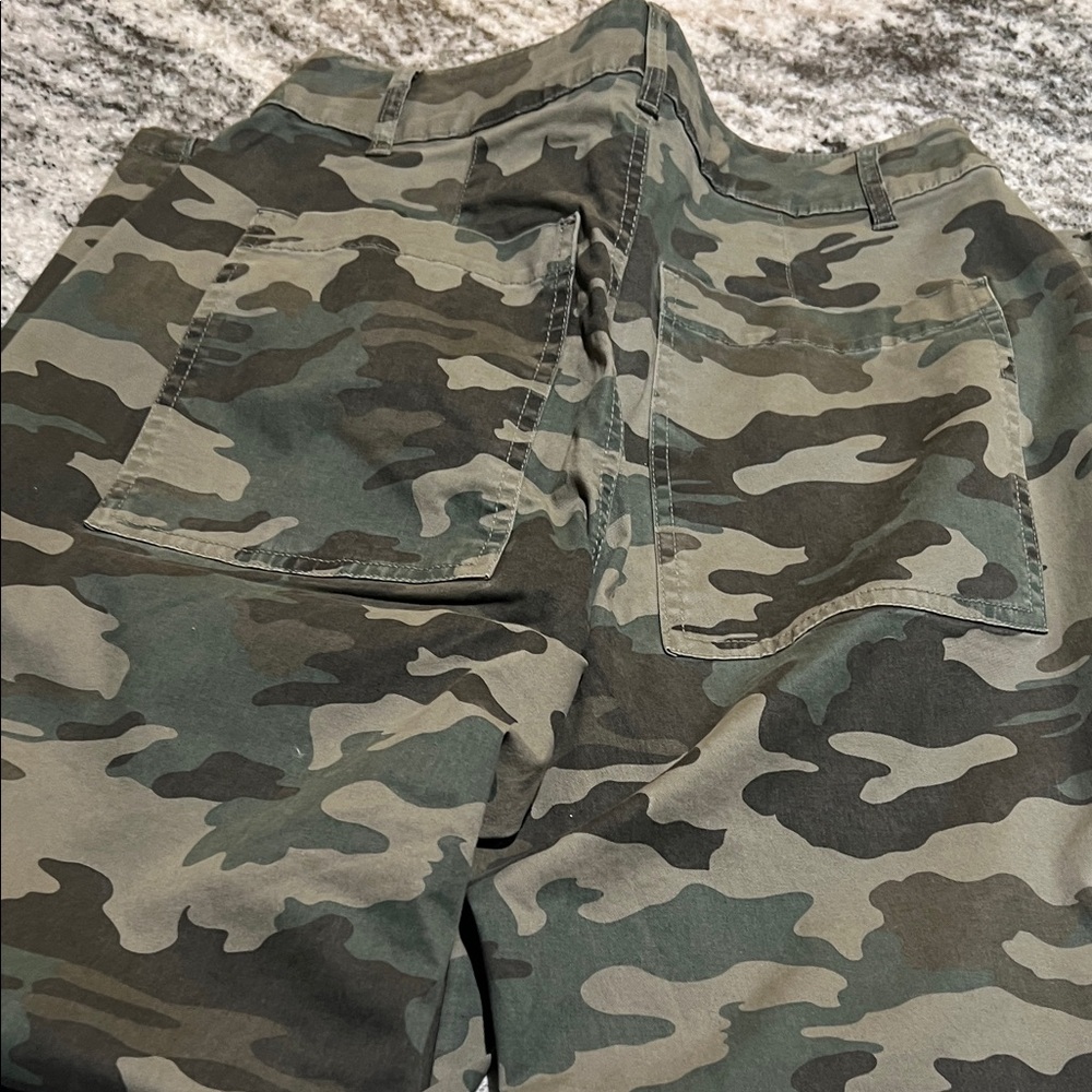 Universal Thread Women's Camo Cargo Pants in Green & Tan - Picture 4 of 4
